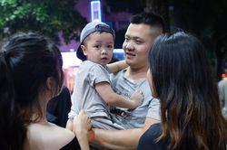 Bế con xếp hàng, điểm danh 2 tiếng/lần để mua giày Yeezy mới