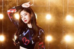 Dahyun Twice hóa nữ thần ma cà rồng với màu tóc mới