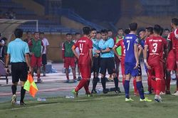 Trọng tài Trương Hồng Vũ 'bẻ còi', trận Viettel 2-1 B.Bình Dương ngừng hơn 5 phút