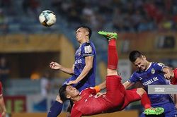 Lập siêu phẩm 'xe đạp chổng ngược', trò cưng thầy Park khoe 6 múi ăn mừng