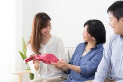 Bất ngờ lời khuyên của mẹ chồng khi con dâu 'trắng tay' vì người tình 'ngã ngựa'