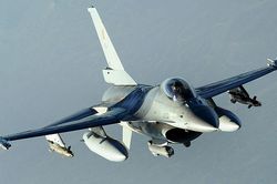 Chiến cơ F-16 Bỉ rơi, phi công mắc kẹt trên đường điện cao thế