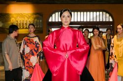 Mai Phương Thúy làm vedette trong show thời trang dưới chân đỉnh Yên Tử