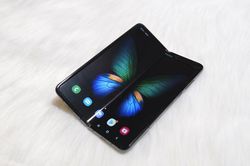 Điện thoại gập Galaxy Fold tại VN: Hot hơn cả iPhone, giá khủng 70 triệu
