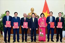 Trao Quyết định bổ nhiệm 6 Đại sứ nhiệm kỳ 2019 – 2022