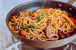 Cho thứ này vào xào cùng với mì: Sợi mì dai ngon, thơm phưng phức hơn cả ngoài hàng