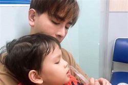 Thu Thủy xót xa khi con trai nhập viện, nhưng cư dân mạng lại chú ý chi tiết về chồng trẻ kém 10 tuổi