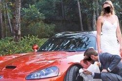 Bức ảnh chú rể dùng váy cô dâu lau bánh xe gây tranh cãi trên mạng xã hội