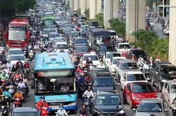 Hà Nội: 4 tuyến đường 'gồng mình'chịu áp lực giao thông cực lớn sắp có làn xe buýt riêng