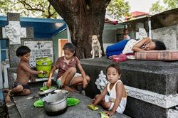 Dân nghèo Philippines chen chúc 'sống cùng người chết' trong nghĩa trang