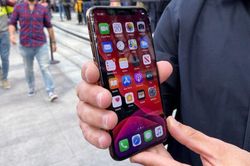 Màn hình iPhone 11 Pro vỡ nát sau cú rơi nhẹ bên thềm Apple Store