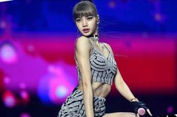 Lisa trông giản dị nhưng toàn đeo nhẫn, đồng hồ giá chục nghìn đô