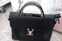 Chở hàng nhái LV và Chanel, hai lái xe bị phạt 140 triệu đồng