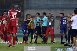 'Vua áo đen' và tấn bi, hài kịch cuối mùa giải