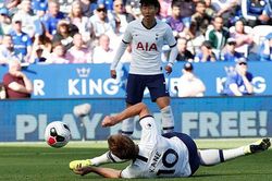Không thể nhịn được cười với pha làm bàn Harry Kane trước Leicester