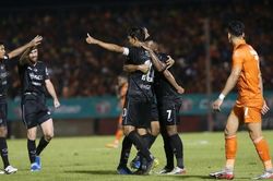 Văn Lâm cản phá penalty, Muangthong ngược dòng thắng kịch tính