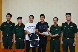 Hành động đẹp của hai quân nhân
