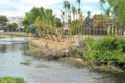 Ngang nhiên xây kè lấn dòng chảy sông Cát
