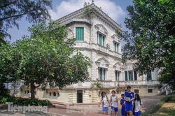 Vẻ đẹp mê mẩn của thư viện nằm trong biệt thự hơn 100 tuổi