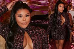 Sốc với màn khoe vòng một 'nhức mắt' của rapper Lil' Kim và đàn em