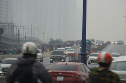 Sài Gòn 'tối om' từ 4h chiều, ô tô rọi đèn, nhà phố bật điện sáng trưng