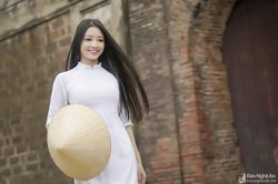 Cuốn hút nét thanh xuân cùng tà áo dài bên cổng thành hàng trăm năm tuổi ở Nghệ An