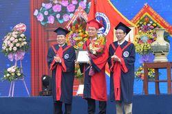Phó Thủ tướng Vương Đình Huệ trao Huân chương Lao động hạng Nhất cho Trường Đại học Vinh