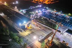 Công nhân trắng đêm lao dầm xây cầu cạn vành đai 3