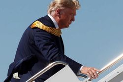 Ông Trump lý giải thói quen nhét tờ 20 USD sau túi quần