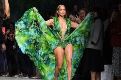 Jennifer Lopez kết màn cho show Versace trong chiếc váy kinh điển từng làm náo loạn làng thời trang