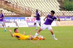 Không thể nhịn cười với Văn Quyết và màn tấu hài V.League