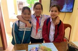 Ba học sinh trả lại tiền cho người đánh rơi