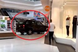 Clip: Ô tô ngang nhiên chạy trong trung tâm thương mại Mỹ, dân chạy tán loạn