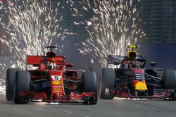 Leclerc vượt Hamilton giành pole chặng F1 Singapore