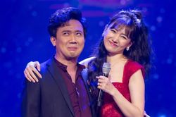Trấn Thành cầm hoa, cùng dàn sao hát 'Sau tất cả' tặng Hari Won