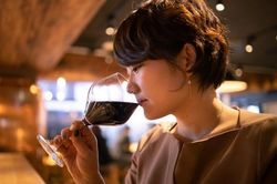 Điều gì xảy ra khi phụ nữ uống rượu bia?