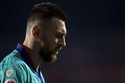 Barca thua tân binh Liga, văng ra ngoài top 6: Khi Messi cũng đành bất lực
