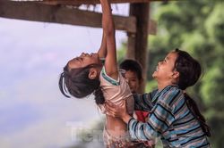 Gương mặt ngây thơ của trẻ em Hà Nhì ở Y Tý