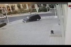 Ô tô SUV mắc 'cạn' trên vỉa hè
