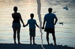 5 điều cần làm giúp trẻ vượt qua cú sốc khi bố mẹ ly hôn