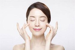 7 thói quen nhỏ nhặt cần từ bỏ ngay để giữ làn da sáng bóng, mịn màng