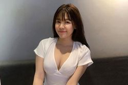 Bạn gái Văn Lâm: 'Tuổi thơ tôi thường đánh nhau với bạn cùng lớp và đá bóng'