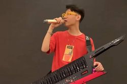 K-ICM 'cướp' mic của Jack, một mình vừa đàn vừa hát 'cân' luôn sân khấu Sóng gió
