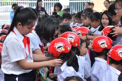 Vận động toàn dân đội mũ bảo hiểm cho trẻ em