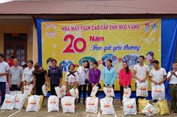 Trao quà trên 130 triệu đồng cho nhân dân xã Điện Quan