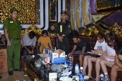 Trăm cảnh sát đột kích quán karaoke, bắt quả tang 32 nam thanh nữ tú phê ma túy