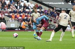 Dùng đội hình trẻ nhất Ngoại Hạng Anh, MU bị West Ham đánh bại