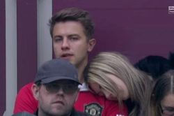 Fan nữ ngủ gật khi xem Man Utd bế tắc trước West Ham
