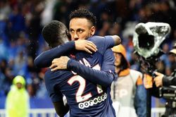 Neymar nhận cơn mưa rác từ CĐV Lyon