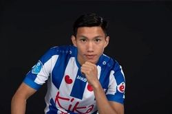 Cổ động viên an ủi Đoàn Văn Hậu khi ngồi ghế dự bị tại SC Heereveen